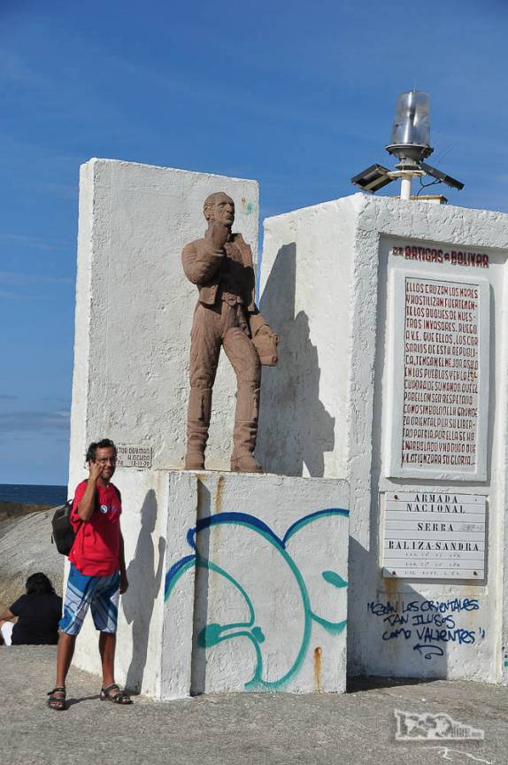 Monumento na ponta de pedra da Punta del Diablo, no litoral do Uruguai. Reproduz uma carta de Artigas a Bolivar, de Julho de 1819